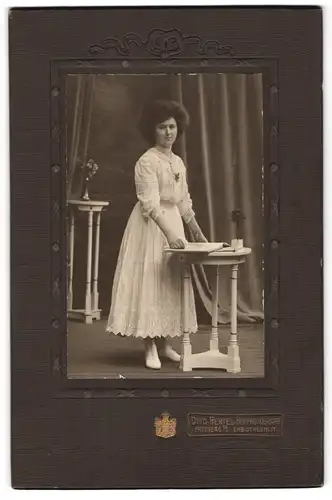 Fotografie Otto Hertel, Freiberg, Erbischestrasse 11, Junge Dame mit Fönfrisur