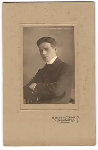 Fotografie Georg Haltermann, Eckernförde, Kielerstrasse 36, Attraktiver Mann mit angewinkelten Armen
