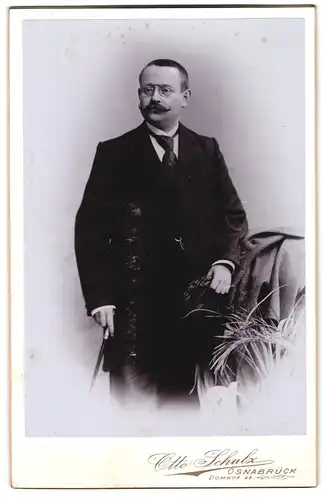 Fotografie Otto Schulz, Osnabrück, Domhof 4a, Gestandener Mann mit Moustache und Zwickerbrille