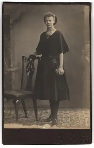Fotografie D. Vahlendick, Kellinghusen, Lang gewachsene, junge Frau mit kindlichem Gesicht