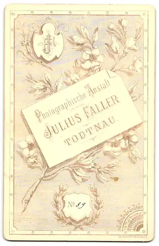 Fotografie Julius Faller, Todtnau, Mann mittleren Alters lässig an ein Buch gelehnt