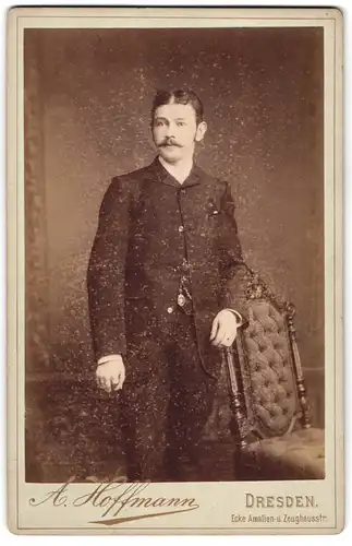 Fotografie A. Hoffmann, Dresden, Amalienstrasse, Junger Herr mit Moustache im edlen Anzug