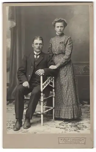 Fotografie Alf. Lindhe, Strengnäs, Junges Paar mit trüben Gesichtsausdrücken