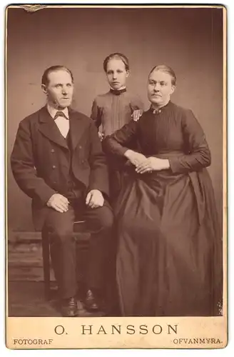 Fotografie O. Hansson, Ofvanmyra, Ehepaar in edler Kleidung mit der jungen Tochter