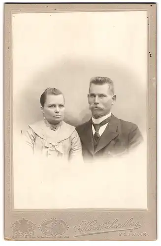 Fotografie Herm. Landberg, Kalmar, Ehepaar mittleren Alters in edler Kleidung