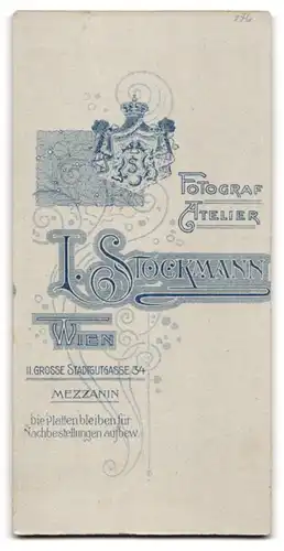 Fotografie L. Stockmann, Wien, Grosse Stadtgutgasse 34, Junge Dame im weissen Kleid mit einem Buch