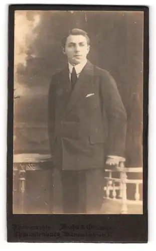 Fotografie Fuchs & Co., Berlin-Charlottenburg, Wilmersdorferstr. 57, Junger Herr im Anzug mit Krawatte