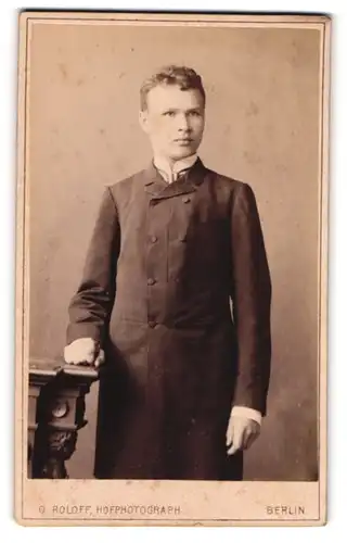 Fotografie Oscar Roloff, Berlin-W., Unter den Linden 24, Junger Herr im Mantel mit Krawatte