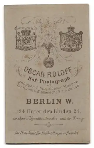 Fotografie Oscar Roloff, Berlin-W., Unter den Linden 24, Junger Herr im Mantel mit Krawatte