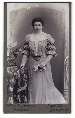 Fotografie Otto Hofmann, Berlin-SW, Besselstr. 12, Junge Dame im Kleid mit Handschuhen