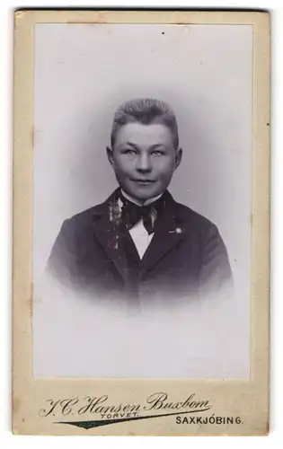 Fotografie J. C. Hansen Buxbom, Saxkjobing, Junger Mann im Anzug mit Fliege
