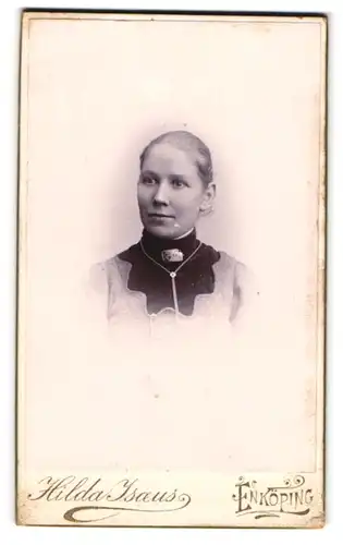 Fotografie Hilda Isoeus, Enköping, Junge Dame mit Kragenbrosche