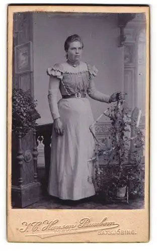 Fotografie J. C. Hansen Buxbom, Saxkjobing, Junge Dame im hübschen Kleid