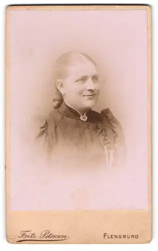 Fotografie Fritz Petersen, Flensburg, Friesische Str. 2, Junge Dame in modischer Kleidung