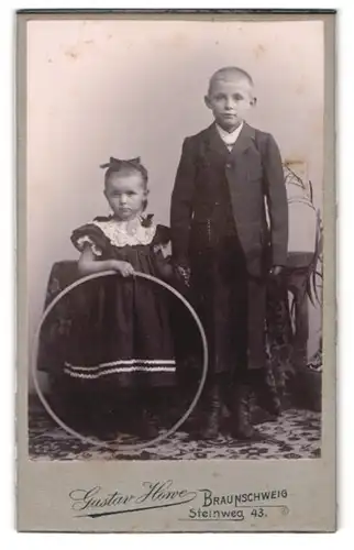 Fotografie Gustav Howe, Braunschweig, Steinweg 43, Kleines Mädchen im Kleid mit Reifen und Jungen