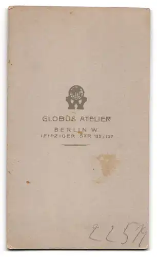 Fotografie Atelier Globus, Berlin-W., Leipziger-Str. 132-137, Eleganter Herr mit Schnauzbart