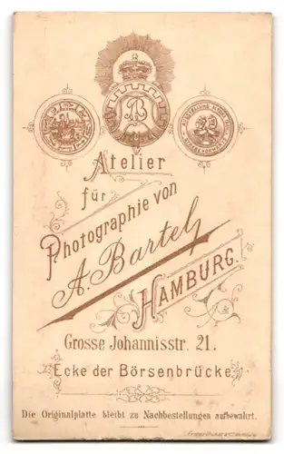Fotografie A. Bartel, Hamburg, Grosse Johannisstr. 21, Zwei Damen in zeitgenössischer Kleidung