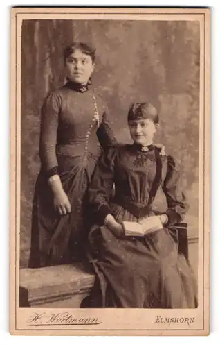 Fotografie H. Wortmann, Elmshorn, Neue Str. 11, Zwei junge Damen in hübscher Kleidung mit Buch