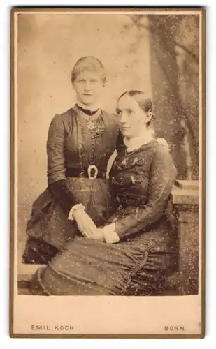 Fotografie Emil Koch, Bonn, Hofgarten-Str. 5, Zwei junge Damen in hübschen Kleidern