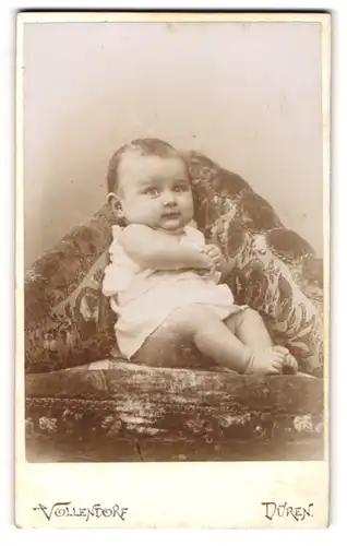 Fotografie D. Vollendorf, Düren, Oberstr. 35, Süsses Kleinkind im Hemd mit nackigen Füssen