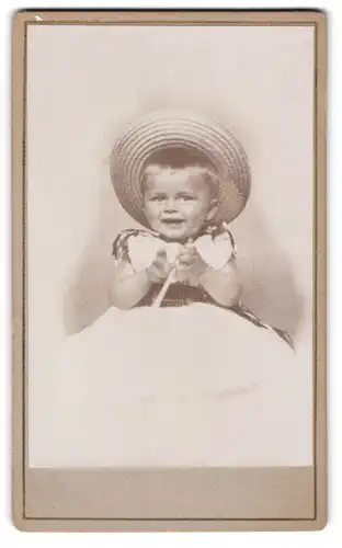 Fotografie unbekannter Fotograf und Ort, Kleines Kind im Kleid mit Strohhut
