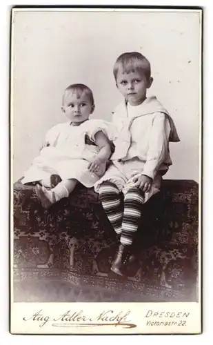 Fotografie Aug. Adler Nachf., Dresden, Victoriastr. 22, Junge im Matrosenanzug mit einem Kleinkind