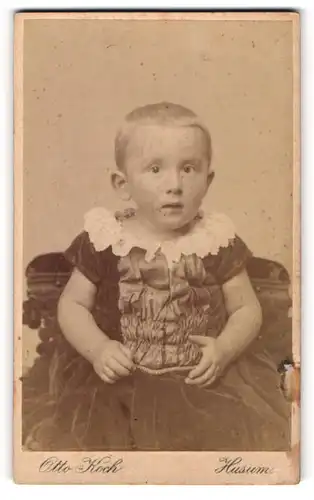 Fotografie Otto Koch, Husum, Süderstr. 152, Kind im hübschen Samtkleid
