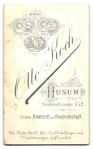 Fotografie Otto Koch, Husum, Süderstr. 152, Kind im hübschen Samtkleid