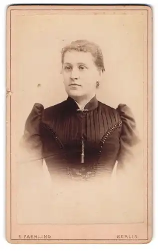 Fotografie E. Faehling, Berlin-SW, Leipziger Str. 63 a, Junge Dame mit zurückgebundenem Haar