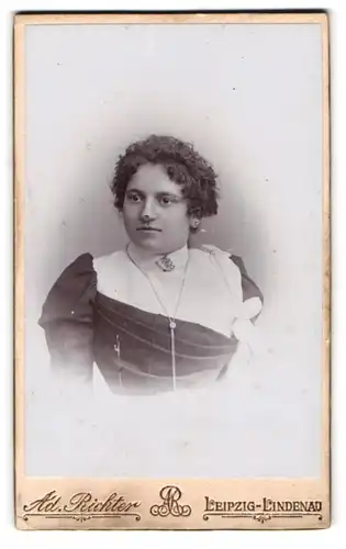 Fotografie Adolph Richter, Leipzig-Lindenau, Merseburger Str. 61, Junge Dame im Kleid mit Kragenbrosche