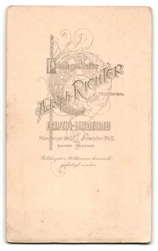 Fotografie Adolph Richter, Leipzig-Lindenau, Merseburger Str. 61, Junge Dame im Kleid mit Kragenbrosche