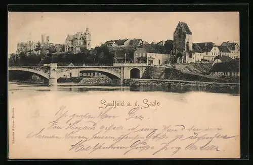 AK Saalfeld a. d. Saale, am Ufer neben der Brücke, Blick auf den Turm