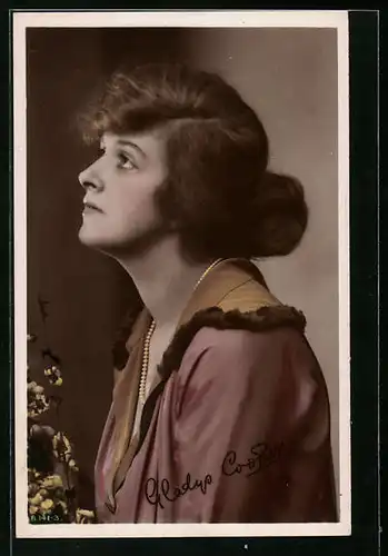 AK Schauspielerin Gladys Cooper im Kleid mit Perlenkette