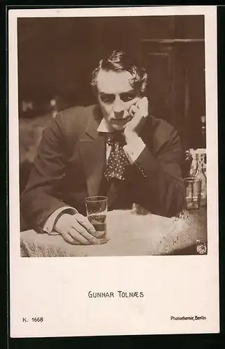 AK Schauspieler Gunnar Tolnaes am Tisch sitzend