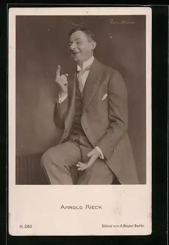 AK Schauspieler Arnold Rieck im anzug mit Krawatte und erhobenem Zeigefinger
