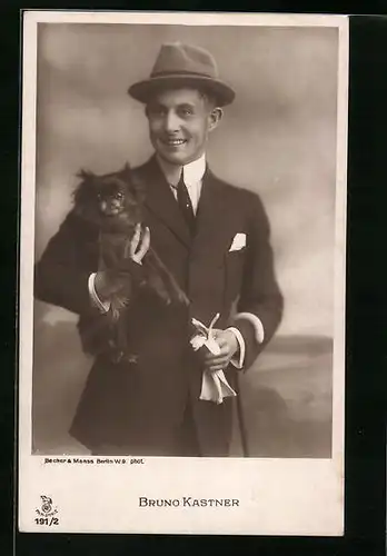 AK Schauspieler Bruno Kastner im Anzug mit Hund auf dem Arm