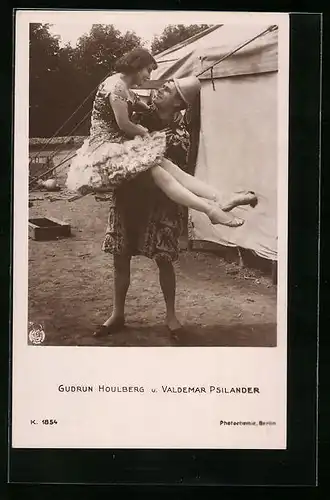 AK Schauspielerin Gudrun Holberg auf dem Arm von Schauspieler Valdemar Psilander