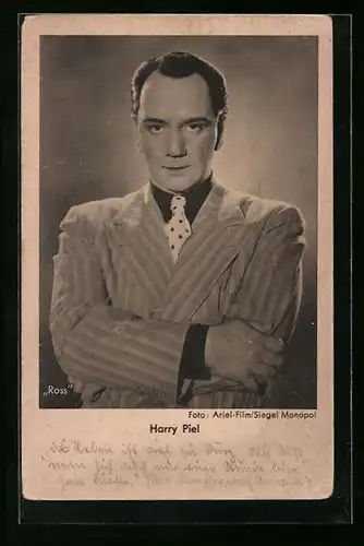AK Schauspieler Harry Piel mit gepunkteter Krawatte und verschränkten Armen