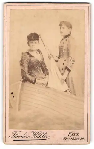 Fotografie Theodor Köhler, Kiel, Fleethörn 29, Portrait zwei Damen in Biedermeierkleidern posiern im RUderboot Armor