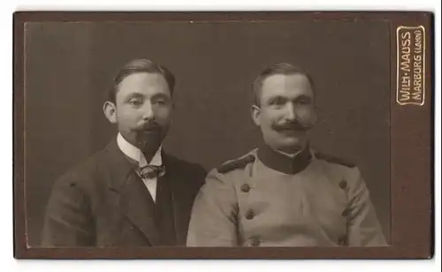 Fotografie Wilh. Mauss, Marburg / Lahn, Portrait Förster in Uniform nebst seinem Bruder, Moustache