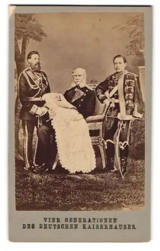 Fotografie unbekannter Fotograf und Ort, Portrait Vier Generationen des Deutschen Kaiserhaus, Wilhelm II, Wilhelm I.