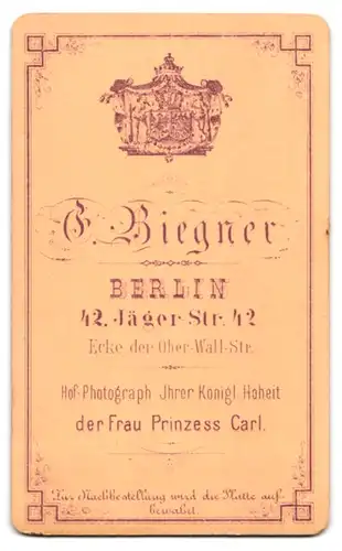 Fotografie E. Biegner, Berlin, Jäger-Str. 42, Portrait ältere Dame im Reifrock Kleid liest ein Buch im Atelier