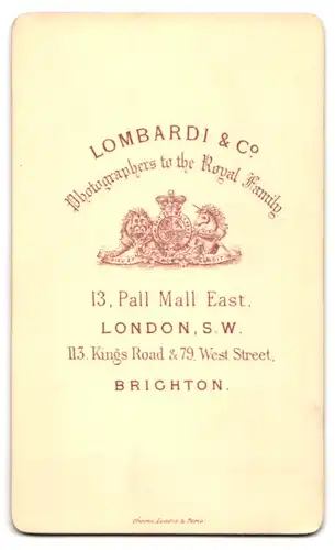 Fotografie Lombardi & Co., London, Portrait junges englisches Mädchen im hellen Kleid liest in einem Buch