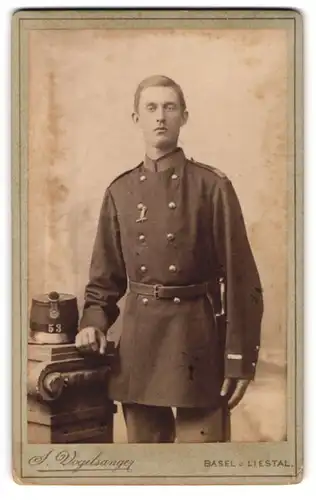 Fotografie J. Vogelsanger, Liestal, Oristhalstr., Portrait junger Soldat in Uniform Rgt. 53 mit Bajonett