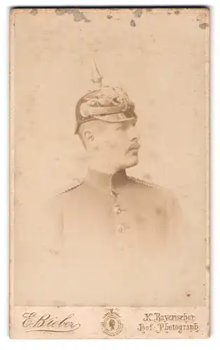 Fotografie E. Bieber, Berlin, Portrait Einjährig-Freiwilliger Amadeus Köllisch in Uniform mit Pickelhaube, 1894