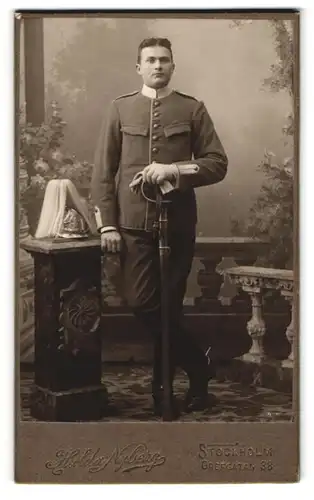 Fotografie Hulda Nyberg, Stockholm, Grefgatan 38, Portrait schwedischer Soldat in Uniform mit Pickelhaube Rosshaarbusch