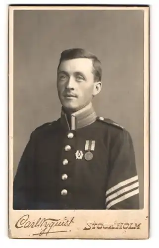 Fotografie Carl Nyquist, Stockholm, Portrait schwedischer Uffz. in Uniform mit Orden an der Brust