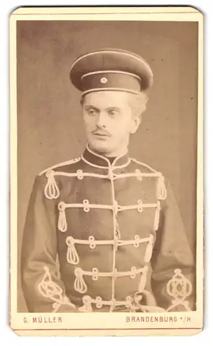 Fotografie G. Müller, Brandenburg a. H., Portrait junger Husar in Uniform mit Krätzschen