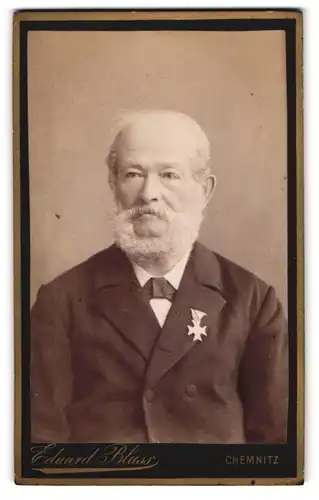Fotografie Eduard Blass, Chemnitz, Portrait älterer Herr im Anzug mit Orden an der Brust, Vollbart
