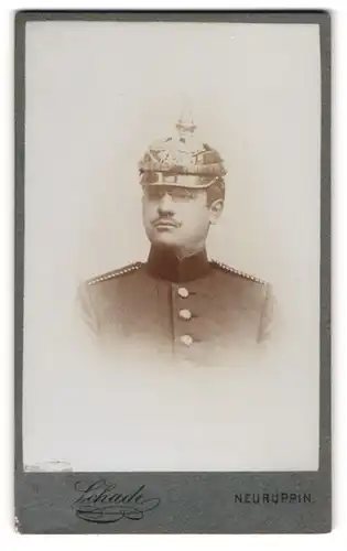 Fotografie Schade, Neuruppin, Portrait junger Einjährig-Freiwilliger in Uniform mit Pickelhaube und Zwickerbrille